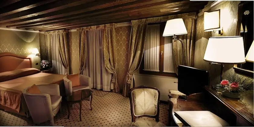 Junior Suite Deluxe Canal View