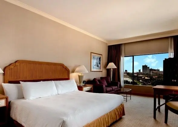 King Hilton, Deluxe Oda