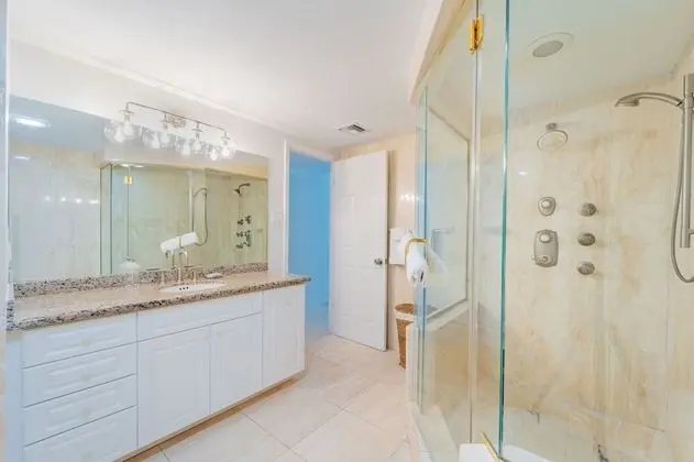 Condo 3 bedroom, Partial Ocean View