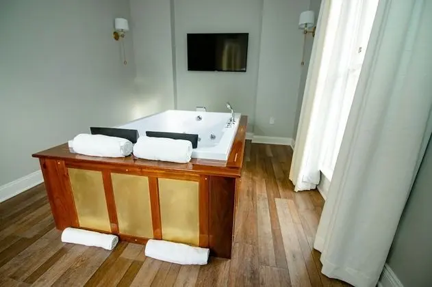 Historic Luxury Honeymoon Suite