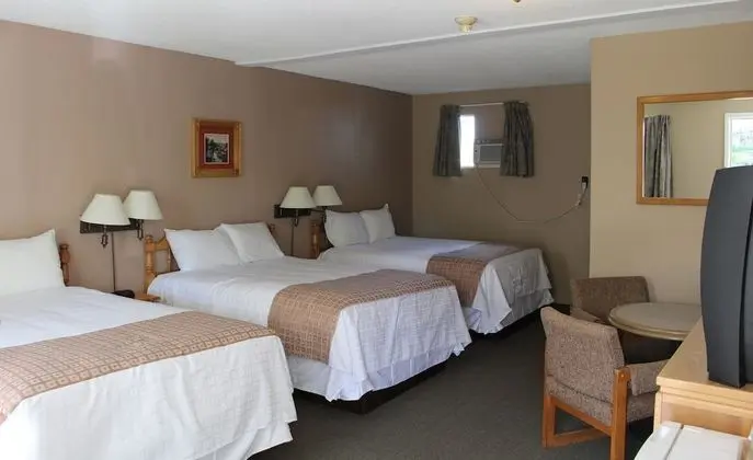Standard Oda (Tennis court section, 3 double beds)