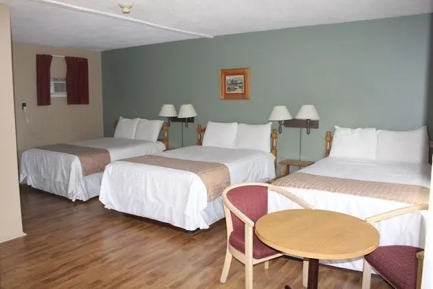 Standard Oda (Tennis court section, 3 double beds)