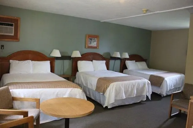Standard Oda (Tennis court section, 3 double beds)