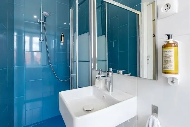 Tek Büyük Yataklı Oda, Ortak Banyo (Lighty)