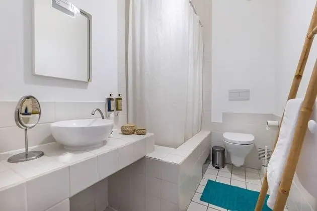Tek Büyük Yataklı Oda, Ortak Banyo (White & Woody)