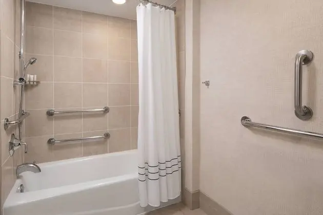 Oda, 1 En Büyük (King) Boy Yatak (Mobility Accessible, Tub)