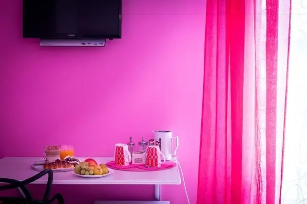 Üç Kişilik Oda (Fucsia)