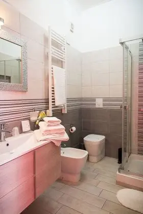 Üç Kişilik Oda (Fucsia)