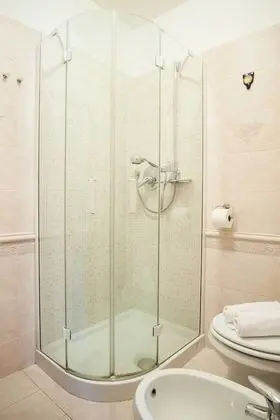 Üç Kişilik Oda, Zemin Kat