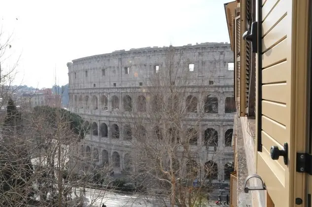 Deluxe Tek Büyük Yataklı Oda (with Colosseo View)