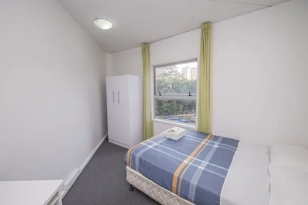 Tek Büyük Yataklı Oda, Ortak Banyo (Shared Apartment - no self-isolation)