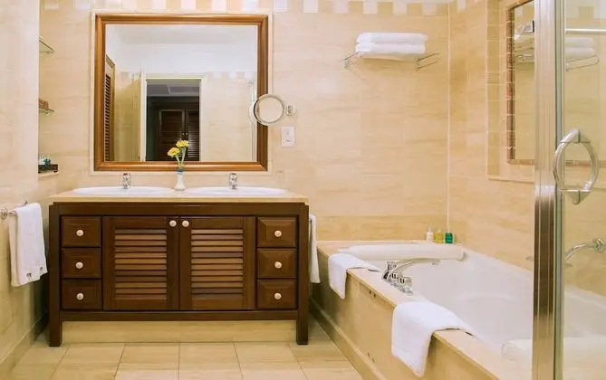 https://i.travelapi.com/lodging/2000000/1340000/1333900/1333876/3eb51e51_z.jpg