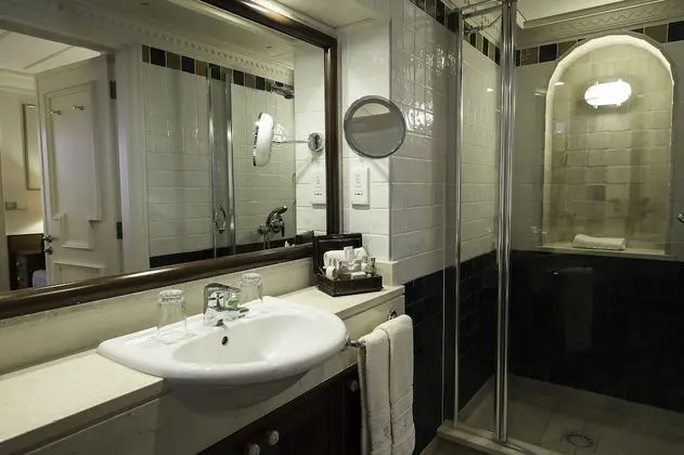 https://i.travelapi.com/lodging/2000000/1340000/1333900/1333876/9217e1b1_z.jpg