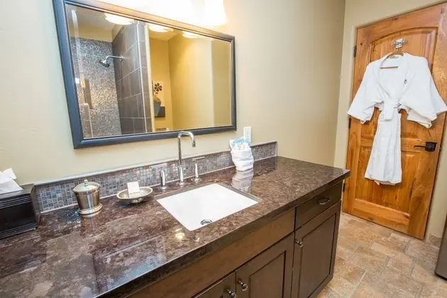 Standard Oda, 1 En Büyük (King) Boy Yatak, Nehir Manzaralı (River Room)