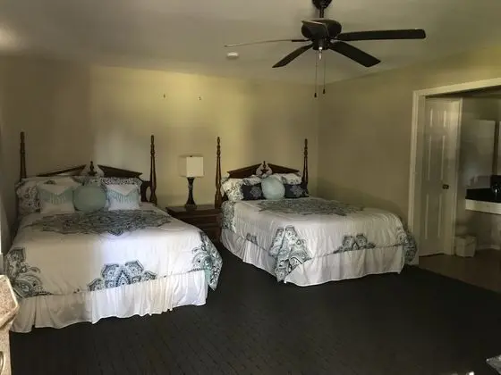 1 Bedroom / 1 Bathroom with 2 Queen Beds
