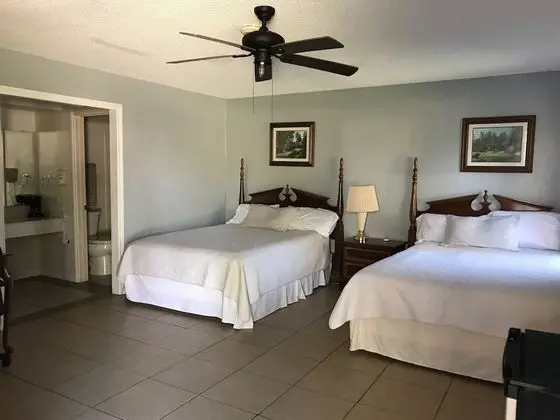 1 Bedroom / 1 Bathroom with 2 Queen Beds