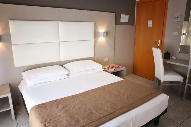 Tek Büyük veya İki Ayrı Yataklı Oda, Sigara İçilmez, Kısmi Deniz Manzaralı