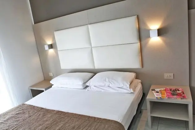 Tek Büyük veya İki Ayrı Yataklı Oda, Sigara İçilmez, Kısmi Deniz Manzaralı