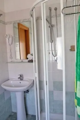 Tek Büyük veya İki Ayrı Yataklı Oda, Sigara İçilmez, Kısmi Deniz Manzaralı