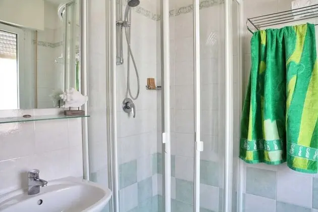 Tek Büyük veya İki Ayrı Yataklı Oda, Sigara İçilmez, Kısmi Deniz Manzaralı