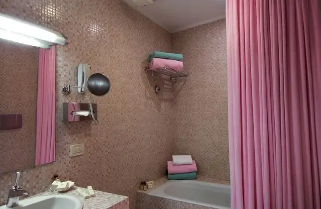 Büyük Yataklı Tek Kişilik Oda