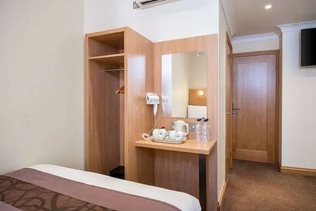2 double beds, 1 single bed, nonsmoking