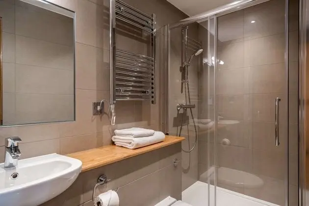 2 double beds, 1 single bed, nonsmoking