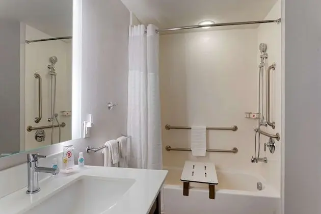 Oda, 1 En Büyük (King) Boy Yatak, Engellilere Uygun, Sigara İçilmez (Accessible Tub)