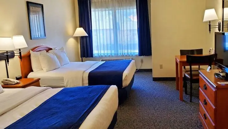 Oda, 2 Büyük (Queen) Boy Yatak, Buzdolabı ve Mikrodalga