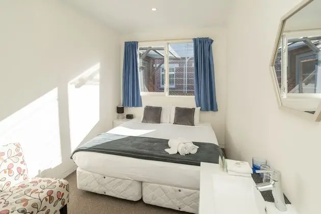 Basic Tek Büyük veya İki Ayrı Yataklı Oda, Ortak Banyo