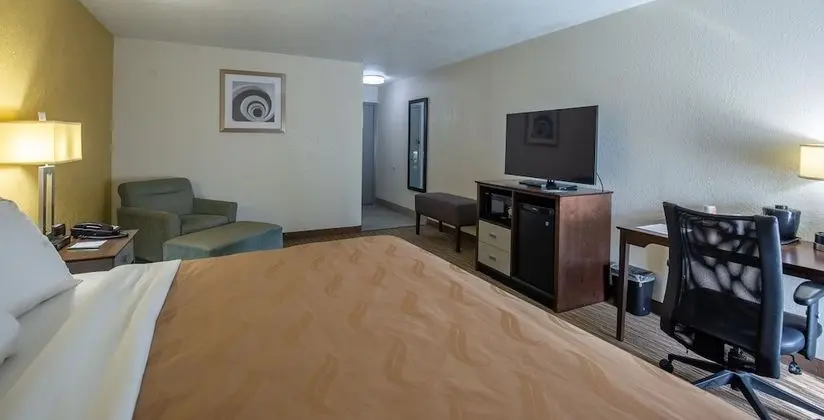 1 King Bed, Nonsmoking, Accessible