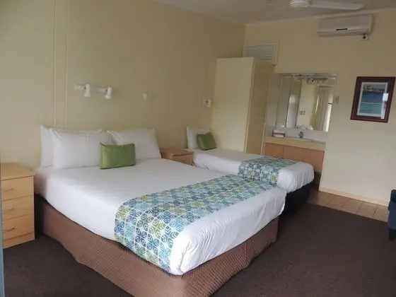 Standard Oda, Birden Çok Yatak, Sigara İçilmez (one queen & one single bed)