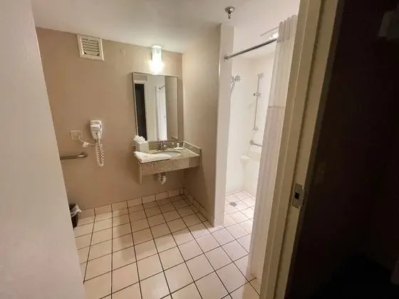 Oda, 1 En Büyük (King) Boy Yatak, Engellilere Uygun, Sigara İçilmez (Accessible Tub)