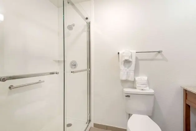 Business Oda, 1 Büyük (Queen) Boy Yatak ve Çekyat, Engellilere Uygun, Sigara İçilmez