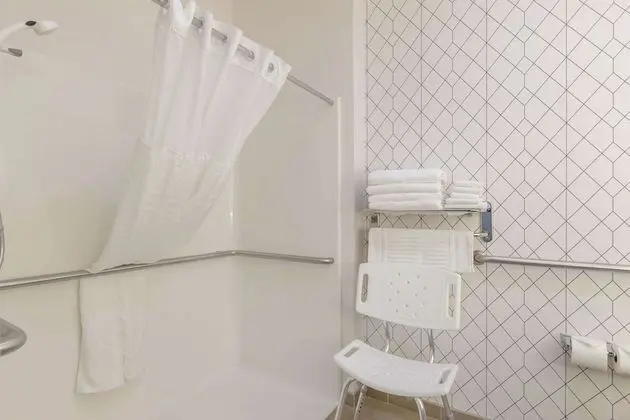 Oda, 2 Büyük (Queen) Boy Yatak, Engellilere Uygun, Sigara İçilmez (Roll-In Shower)