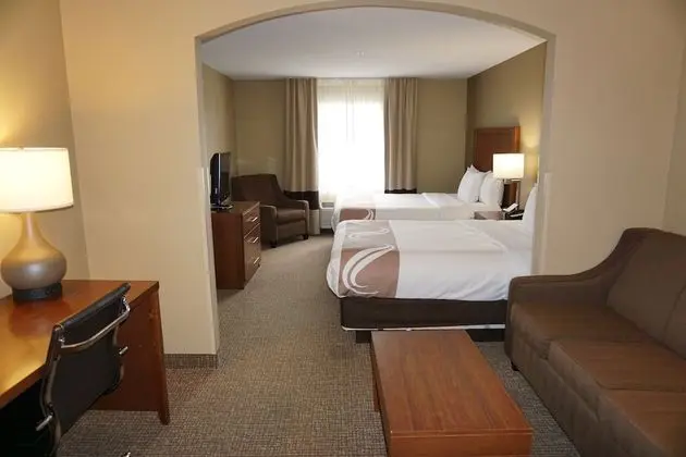 Süit, Sigara İçilmez (2 Queen Beds and 1 Double Sofa Bed)
