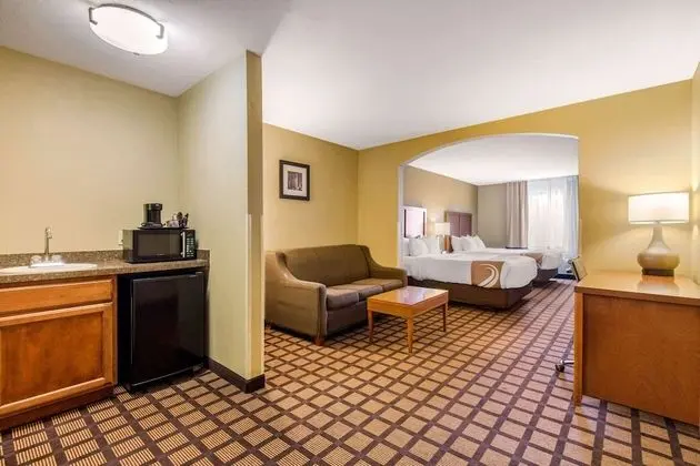 Süit, Sigara İçilmez (2 Queen Beds and 1 Double Sofa Bed)