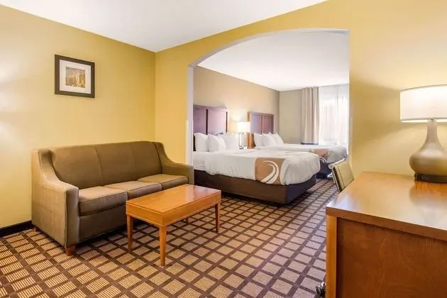 Süit, Sigara İçilmez (2 Queen Beds and 1 Double Sofa Bed)
