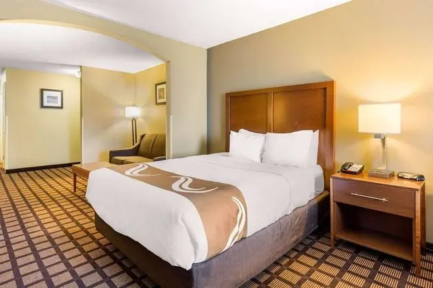 Süit, Sigara İçilmez (2 Queen Beds and 1 Double Sofa Bed)