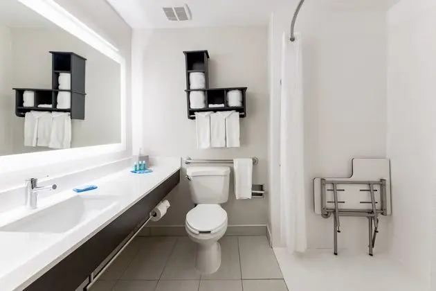 Oda, 1 En Büyük (King) Boy Yatak, Engellilere Uygun (Roll-In Shower)