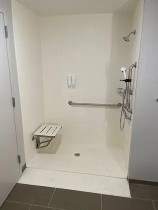 Oda, 2 Büyük (Queen) Boy Yatak, Engellilere Uygun, Sigara İçilmez