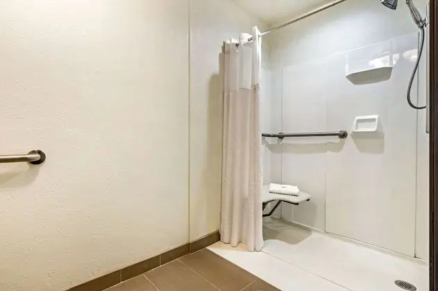 Oda, 1 En Büyük (King) Boy Yatak, Engellilere Uygun, Sigara İçilmez (Accessible Tub)