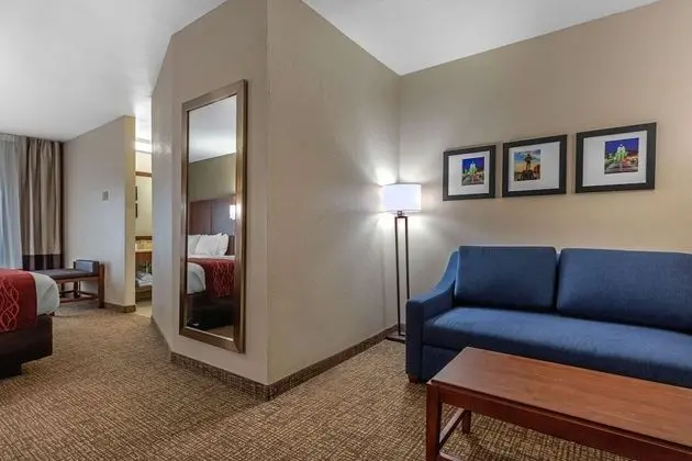 2 Queen Beds, Suite, Nonsmoking, Upgrade