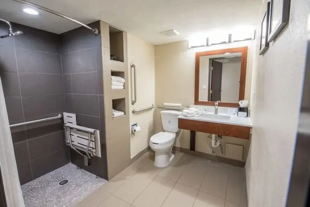 Oda, 2 Büyük (Queen) Boy Yatak, Engellilere Uygun, Sigara İçilmez