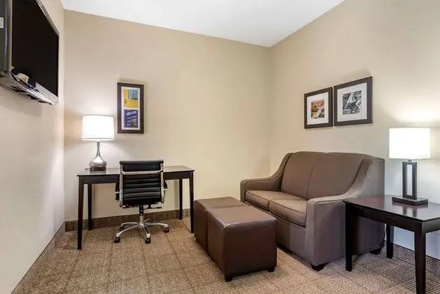 Suite, 1 King Bed, Non Smoking, Separate Seating Area and Wet Bar