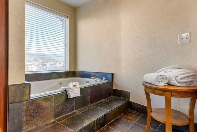 1 King Bed, Suite, Spa Bath, Nonsmoking