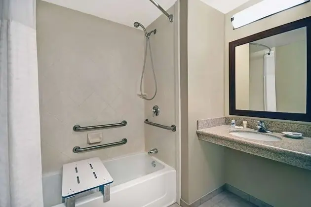 Oda, 2 Büyük (Queen) Boy Yatak, Engellilere Uygun, Sigara İçilmez