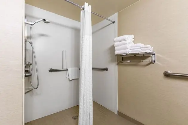 Oda, 2 Büyük (Queen) Boy Yatak, Engellilere Uygun, Sigara İçilmez (Roll-In Shower)