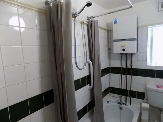 Tek Büyük Yataklı Oda, Ortak Banyo (2)