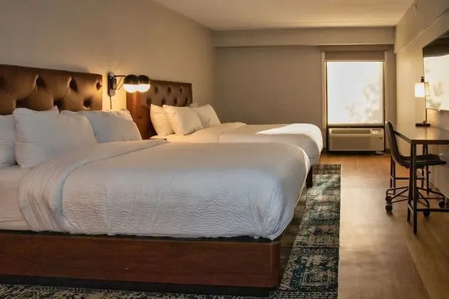 Oda, 2 Büyük (Queen) Boy Yatak (Mobility Accessible, Roll-In Shower)